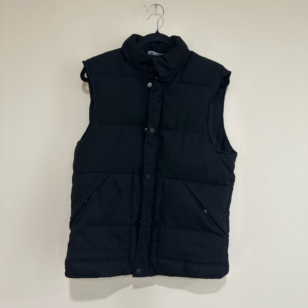 Zara men’s Black Puffer Vest. Size small